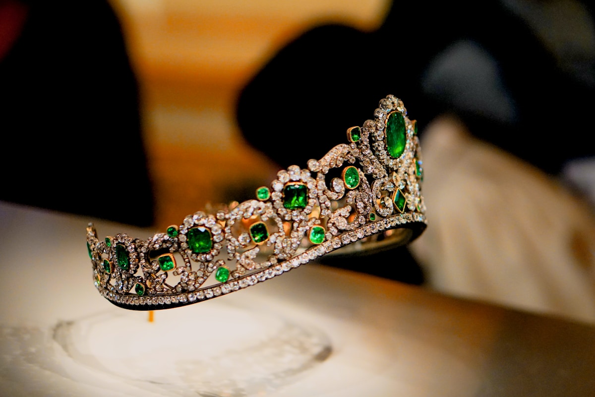 Couronne ornée de pierres précieuses vertes et de diamants.