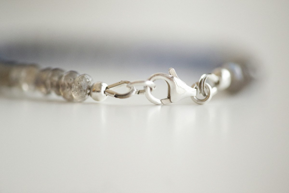 Bracelet de perles transparentes avec fermoir argenté, gros plan