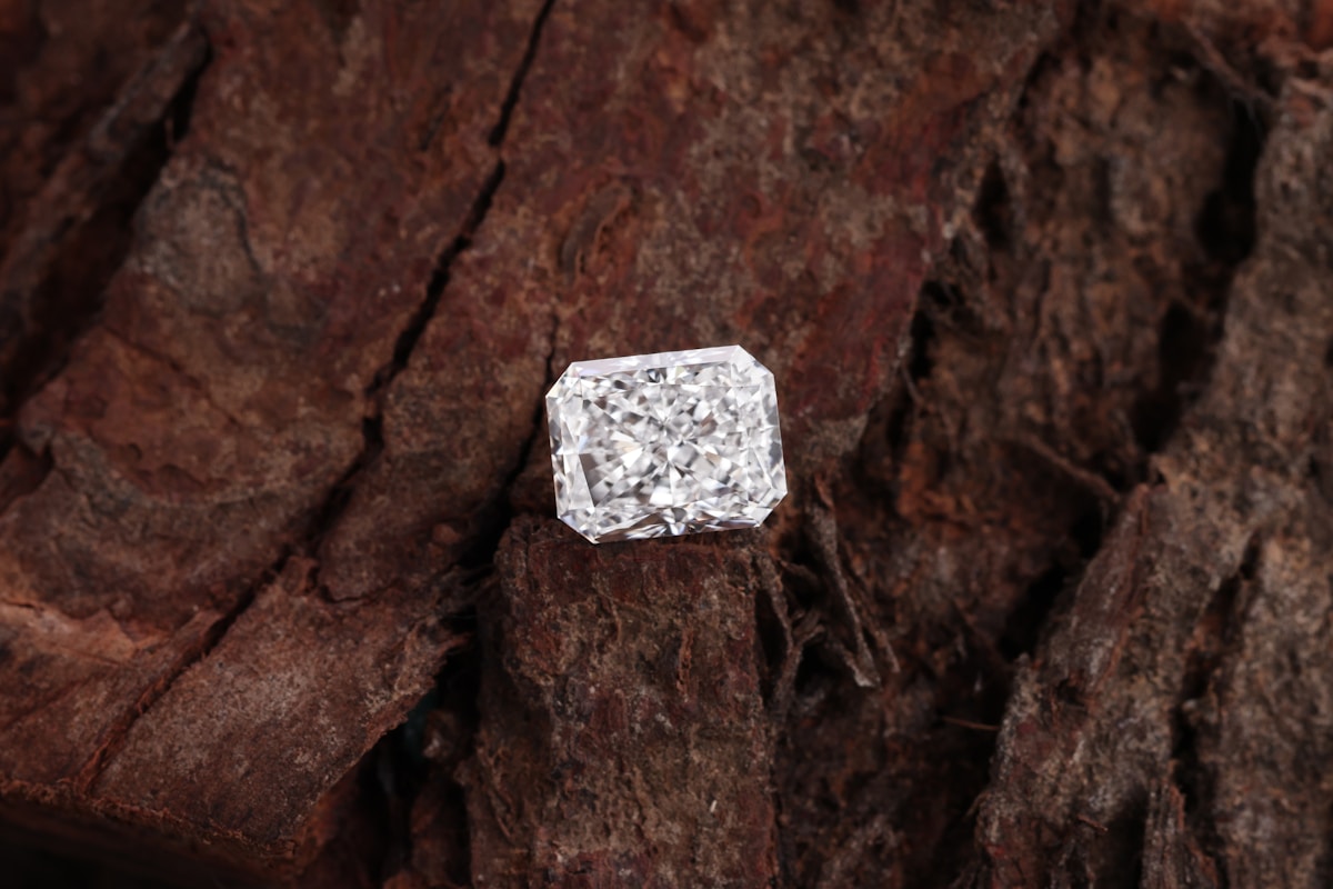 Diamant brillant sur fond de roche sombre.