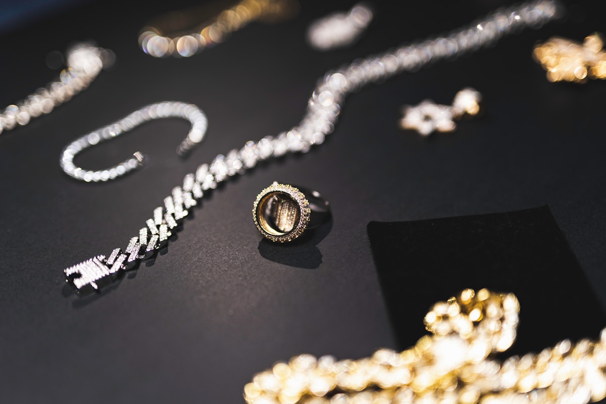 Bijoux de luxe, bague ornée de pierres précieuses sur fond noir.