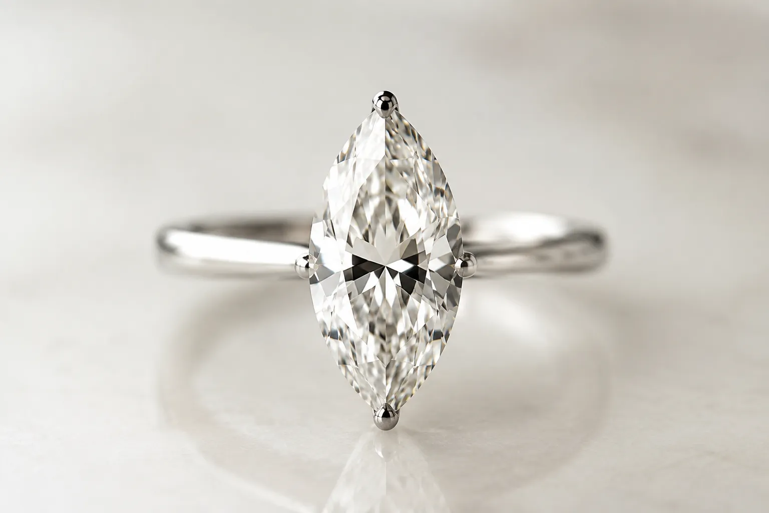 Bague en or blanc avec un diamant taille marquise.